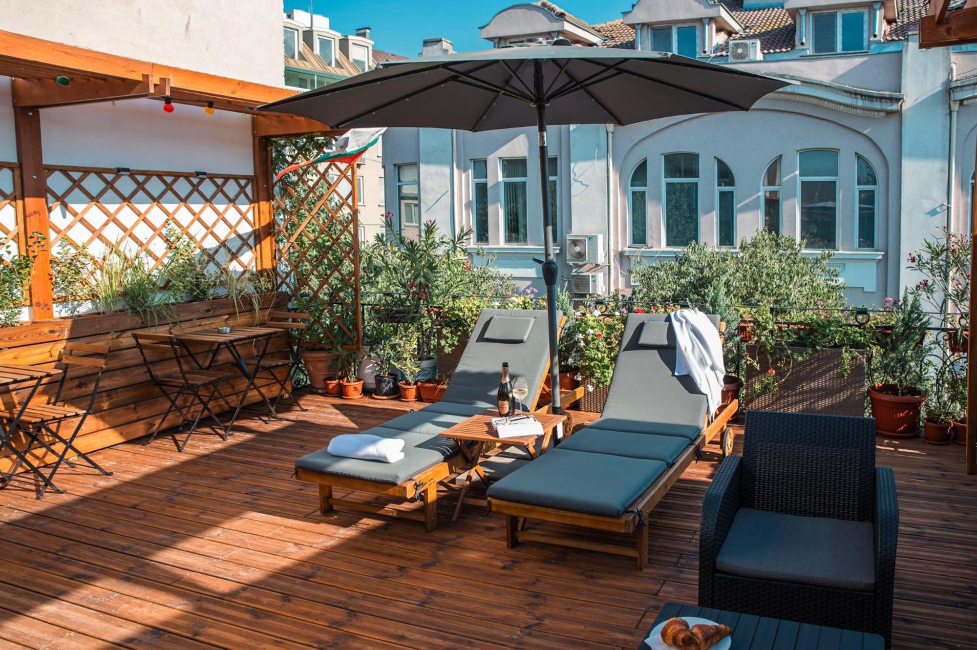 Three Dolphins Hotel With Rooftop Terracе Varna Exterior photo