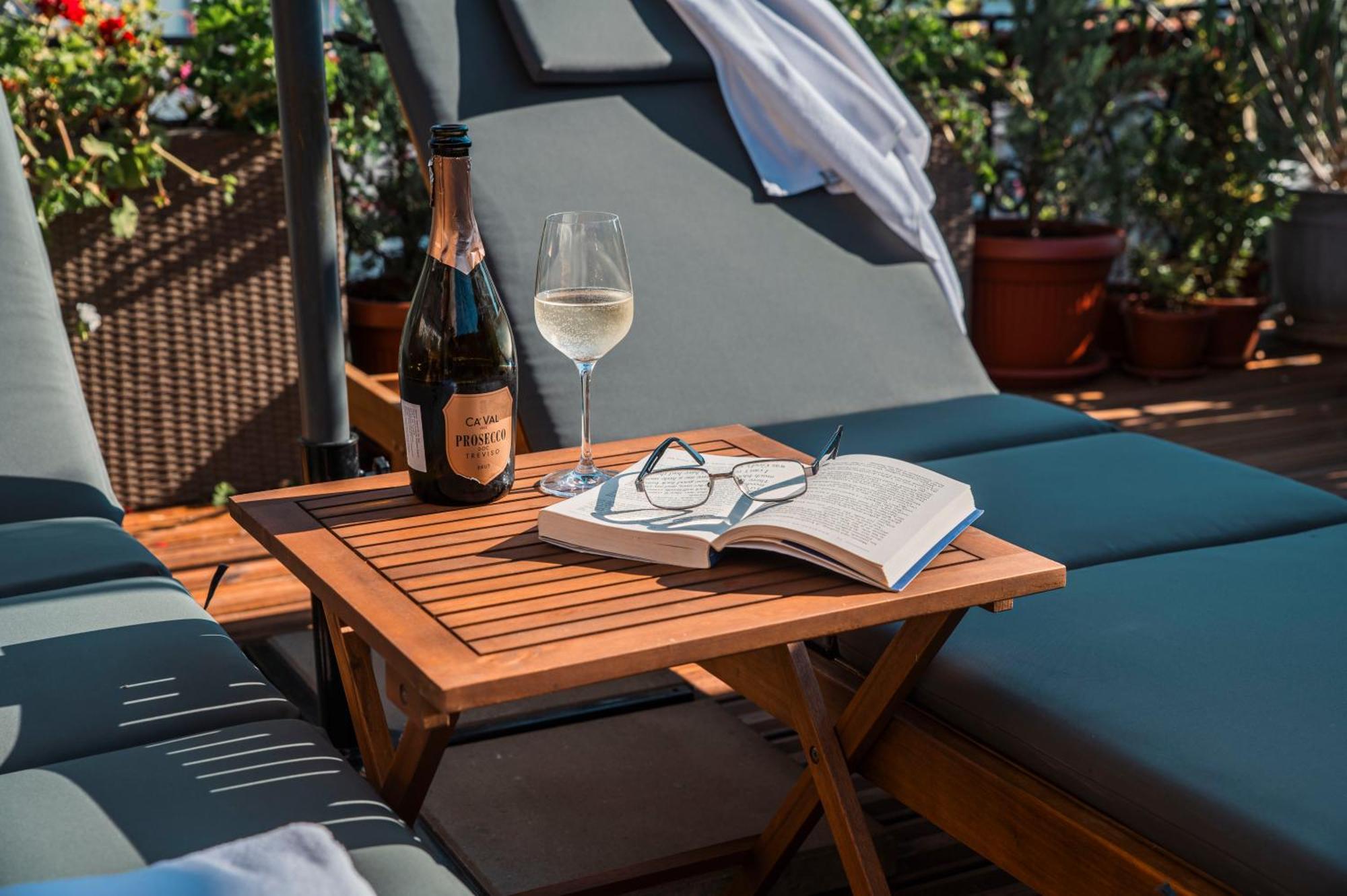 Three Dolphins Hotel With Rooftop Terracе Varna Exterior photo