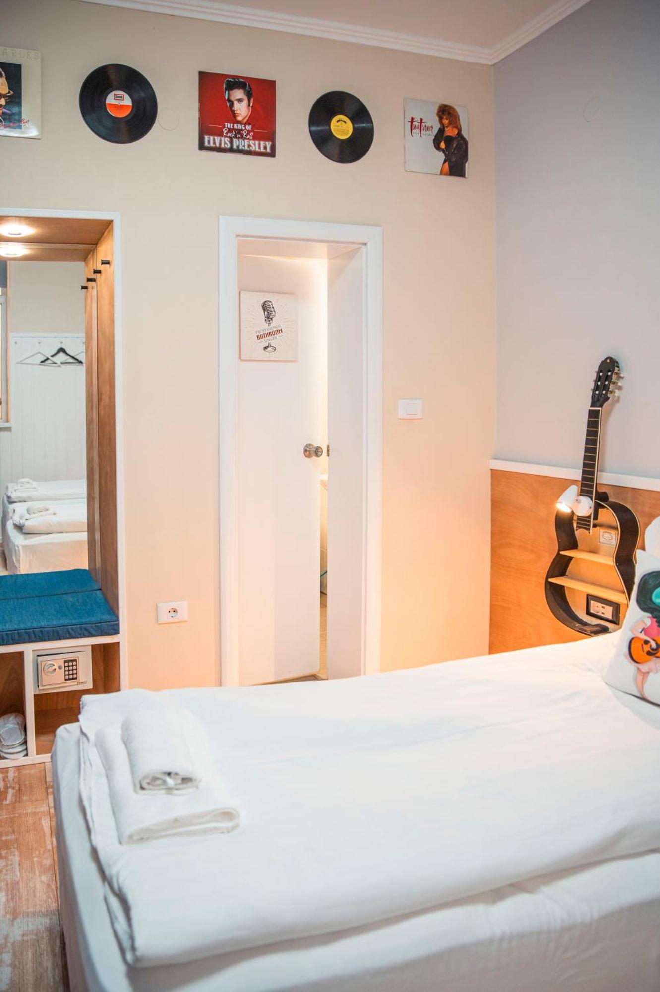 Three Dolphins Hotel With Rooftop Terracе Varna Exterior photo