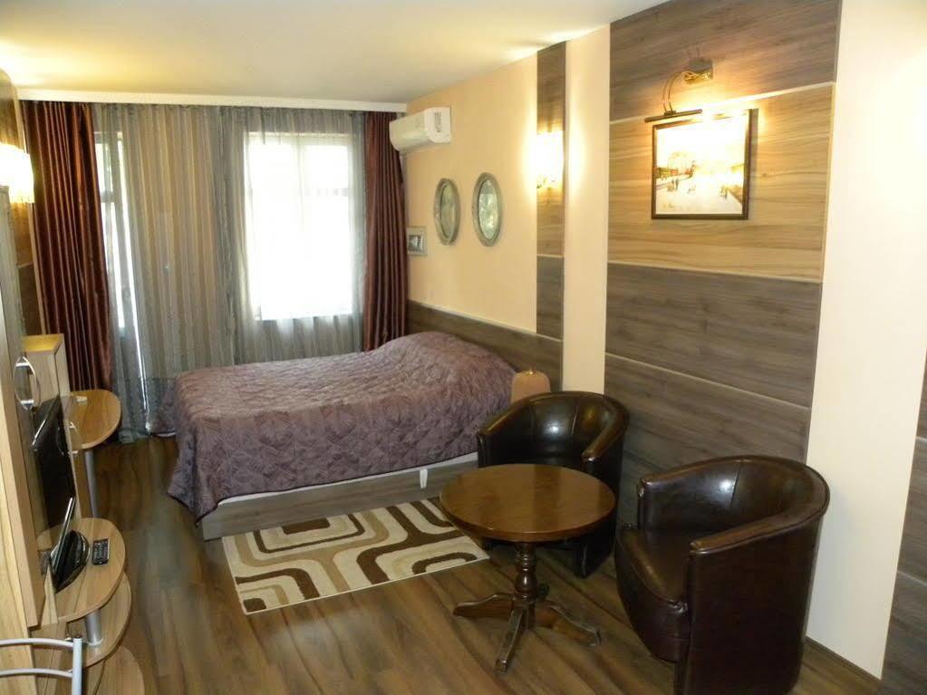Three Dolphins Hotel With Rooftop Terracе Varna Exterior photo